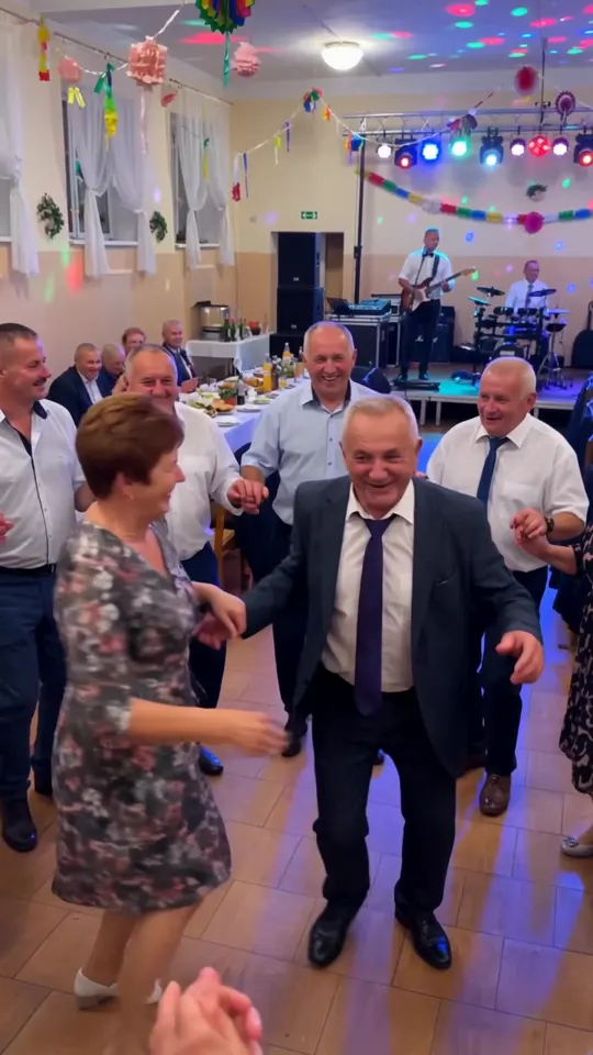 Kadr z filmu AI: Weselny parkiet nagrany telefonem gościa.